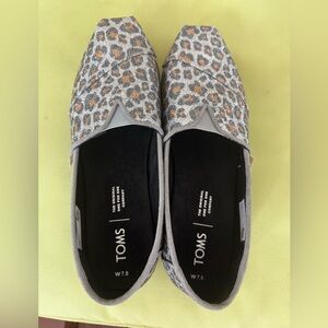 TOMS Gray and Orange Leopard Print Flats